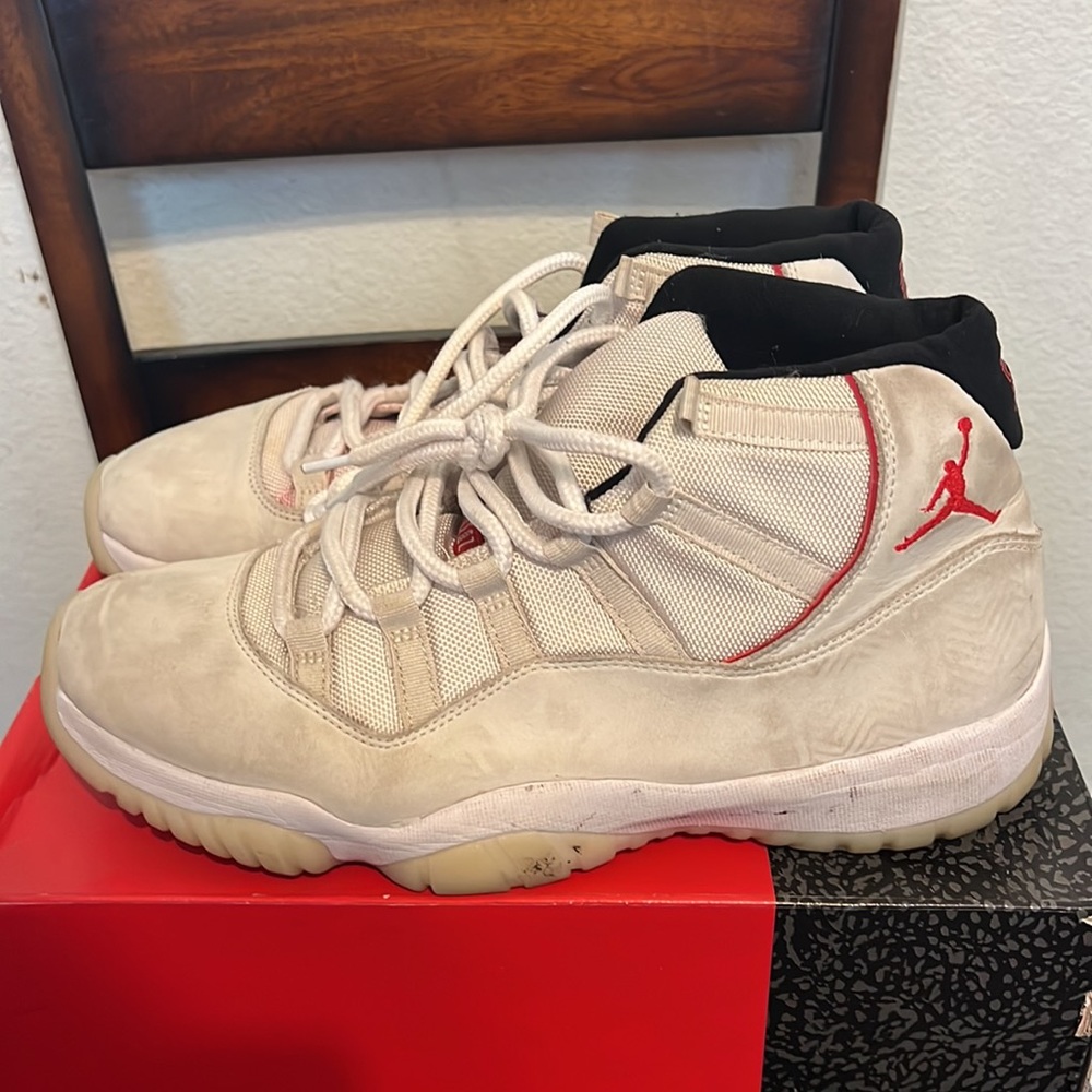 Jordan 11 platinum tint - Picture 3 of 4